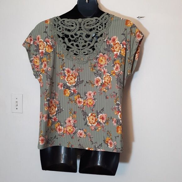 Bobbie Brooks green floral lace blouse - Picture 6 of 6